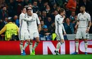 MADRID, SPAIN - FEBRUARY 15:  Casemiro of Real Madrid (2L) celebrates with James Rodriguez (L) as he scores their third goal during the UEFA Champions League Round of 16 first leg match between Real Madrid CF and SSC Napoli at Estadio Santiago Bernabeu on February 15, 2017 in Madrid, Spain.  (Photo by Gonzalo Arroyo Moreno/Getty Images)
